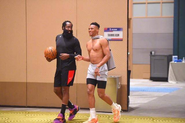 惨烈10连败！英格拉姆31+7+6场上想打瞌睡 双核缺席一人无力回天（苦吞10连败！英格拉姆31+7+6疲态尽显 双核缺席独木难支）